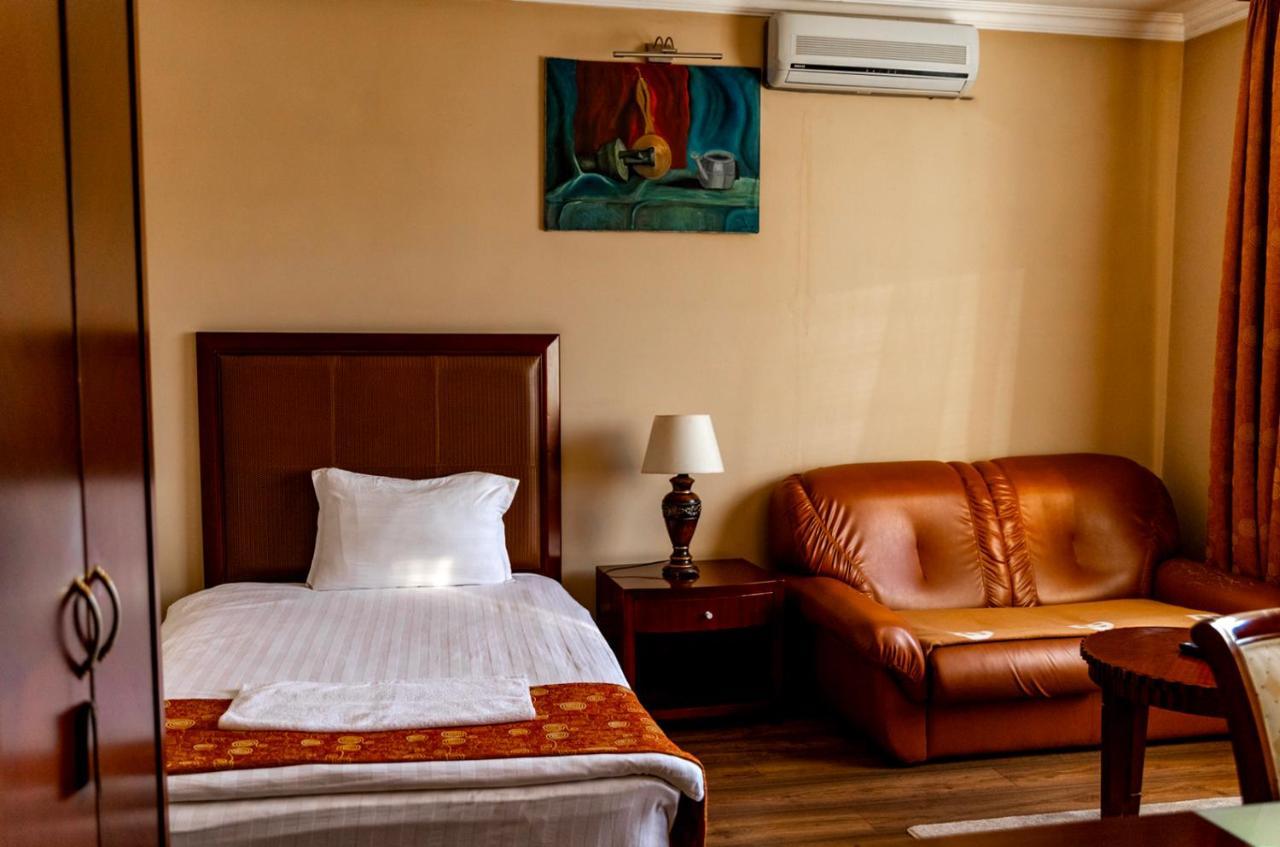 Boutique Hotel Igmas, Prishtina プリシュティナ エクステリア 写真