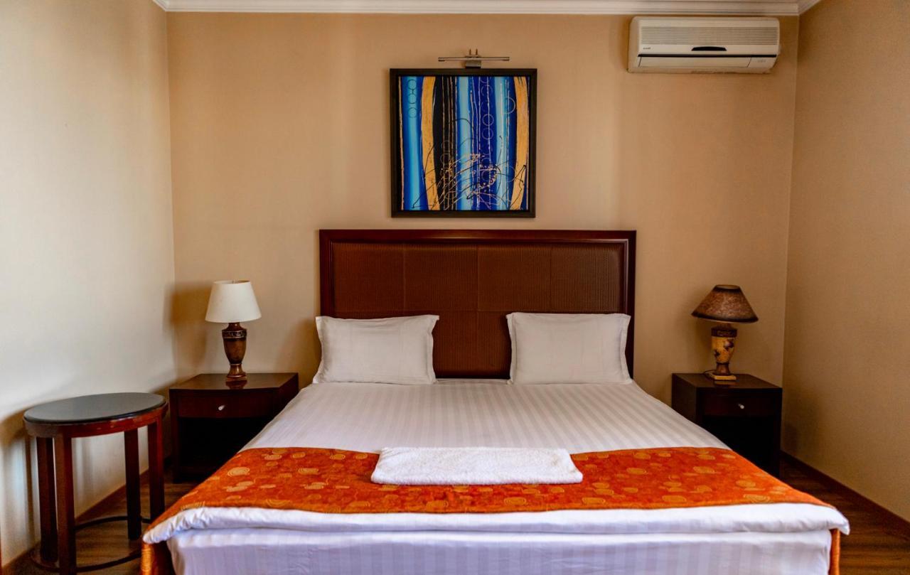 Boutique Hotel Igmas, Prishtina プリシュティナ エクステリア 写真