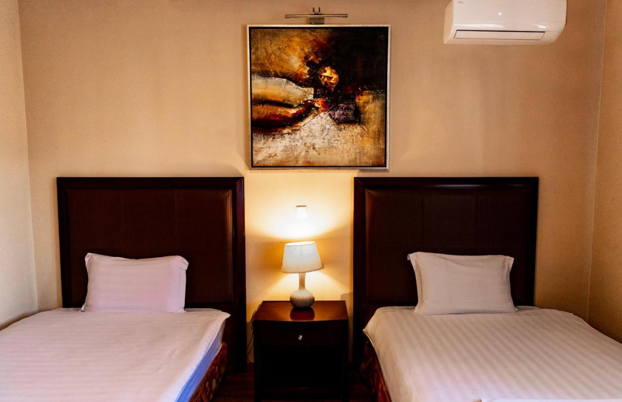 Boutique Hotel Igmas, Prishtina プリシュティナ エクステリア 写真
